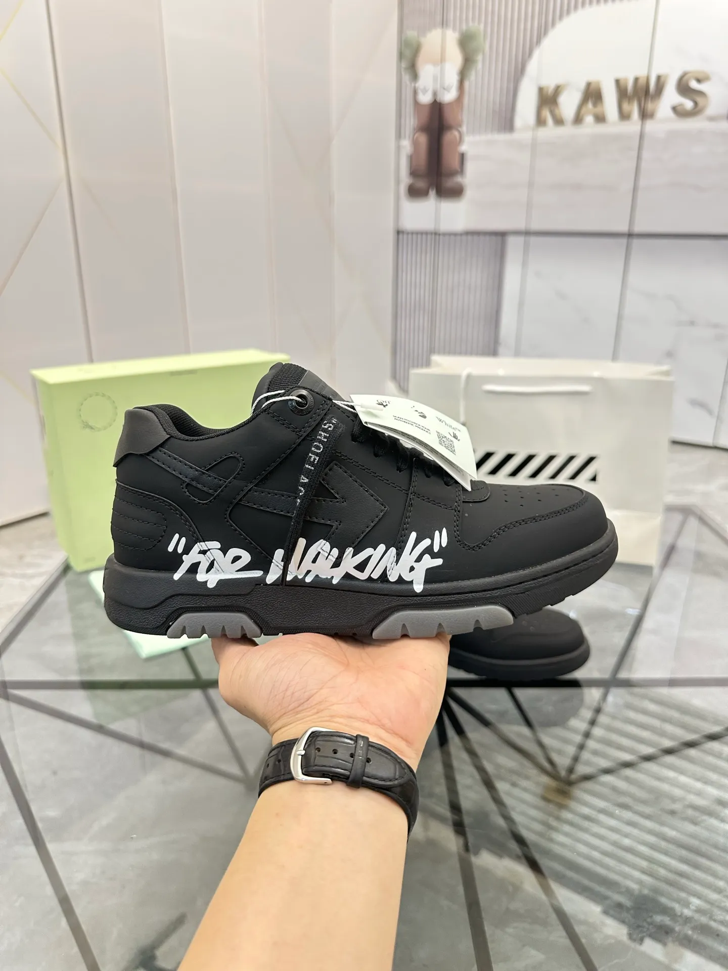 Selling men's shoes 💰: 💰P600¥ High-end top quality (leather buckle plus 10) Product trademark: OFF WHITE * "OFF WHITE*" low-top casual shoes Regular size: 35-45 (can be customized to 46) Couple style Product material: imported first-layer cowhide leather upper, breathable lining, original outsole. No.: H203